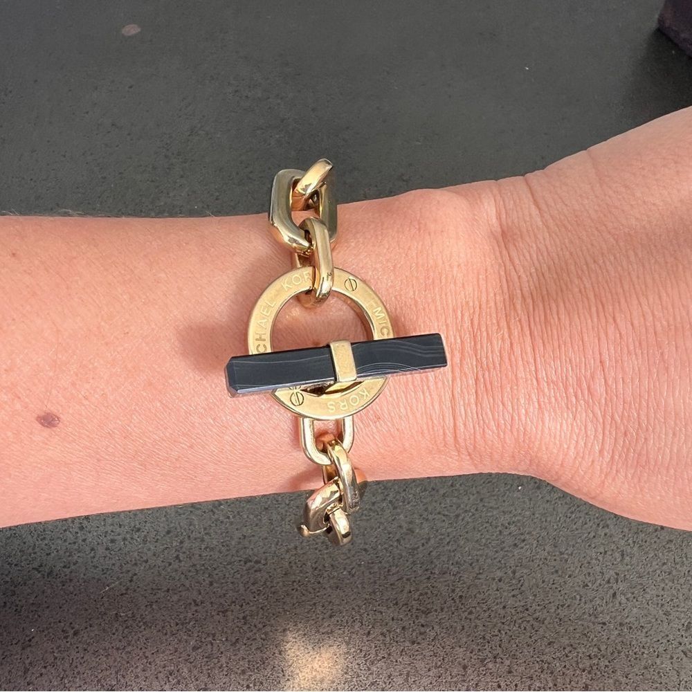 MICHAEL KORS Resin Toggle Link Bracelet - Picture 5 of 7